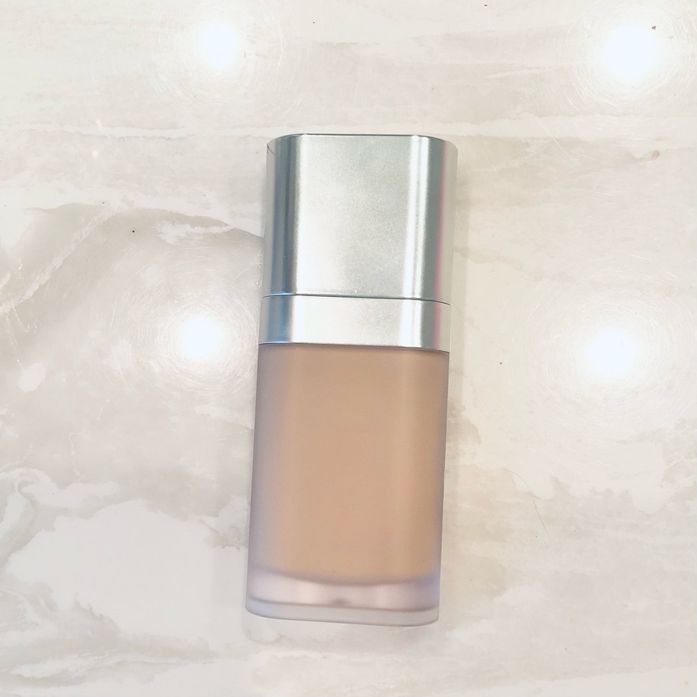 R.e.m. Beauty Sweetener Liquid Foundation Light - Silver Cap